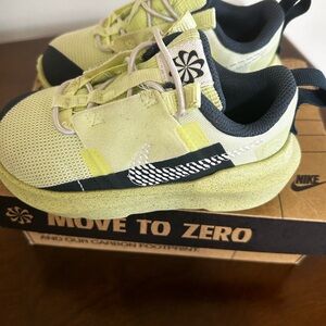 Toddler boy used sneaker like new size 8